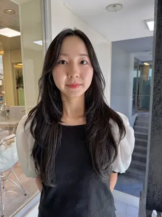 ロング カラー ナチュラルに目を惹く デザイン/KOHNOのヘアスタイル