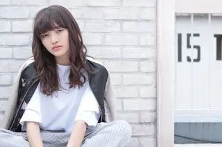 ロング カラー ヘアアレンジ マツエク・マツパ レイヤーカット✖️ 柔らかベージュカラーのヘアスタイル