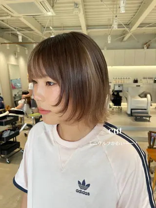 ミディアム 峯崎 葵のヘアスタイル