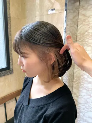 セミロング カラー ヘアアレンジ 🌟小顔レイヤー× 赤み消し透明感カラーのヘアスタイル