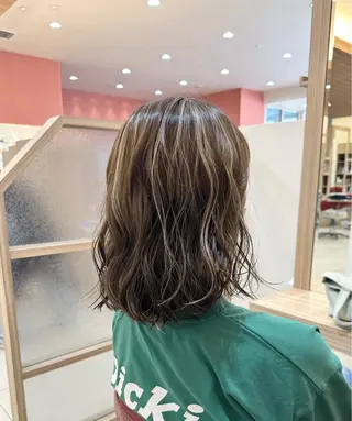 ミディアム カラー フェザー/波巻き 雫石大夢のヘアスタイル