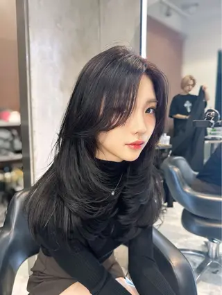 セミロング カラー レイヤーカット 透明感カラーのヘアスタイル