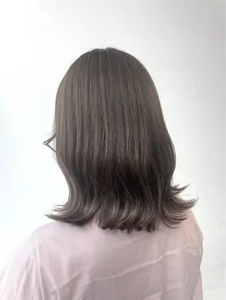 ミディアム カラー ✩.*Aise⟡.· 艶カラー🐈‍⬛🩶のヘアスタイル