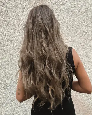 ロング 白髪ぼかし×デザイン 🕊️🫧ホウジョウのヘアスタイル