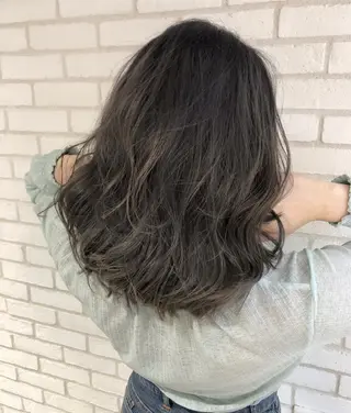 ミディアム カラー 小島 侑衣のヘアスタイル