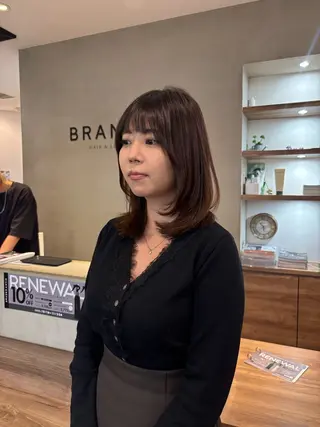 ミディアム 髙木琉菜／レイヤー パーソナルカラーのヘアスタイル