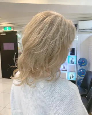 ミディアム カラー にしき さんのヘアスタイル