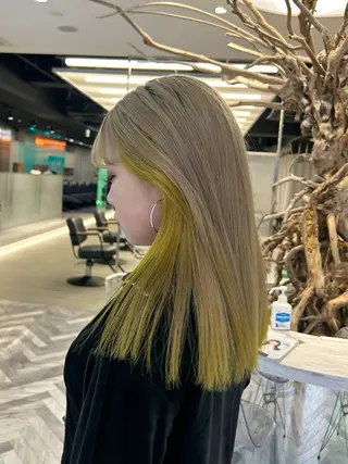 セミロング 透け感ベージュ ／ミハルのヘアスタイル