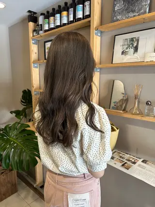 ロング 金ウンス 髪質改善カラーのヘアスタイル