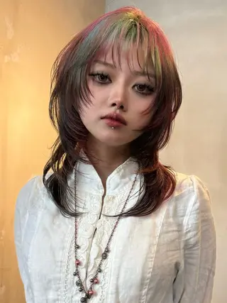 セミロング カラー イツク ⚡️ ルーツ/ハイトーンのヘアスタイル
