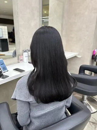 ロング 寒色/ベージュヘア ブリーチありMiOのヘアスタイル