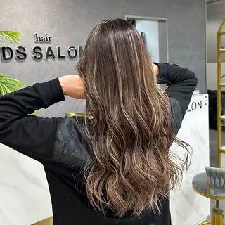 ロング 韓国風 白髪ぼかし NAOTOのヘアスタイル