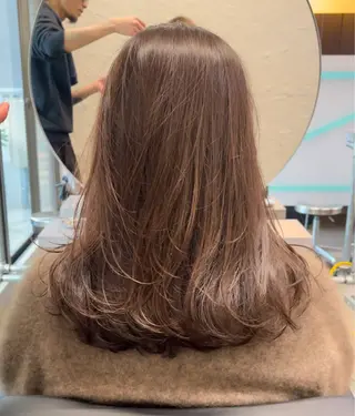 ミディアム 顔まわりレイヤー デザインカットのヘアスタイル