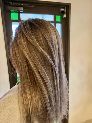 カラー 井上 歩美のヘアスタイル