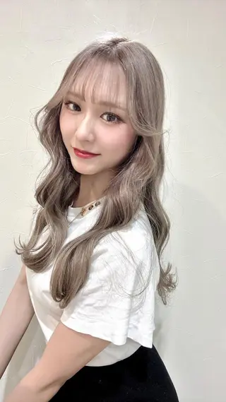 セミロング 千葉ハイトーンカラー KASUMIのヘアスタイル