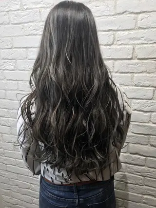 ロング カラー UMEDA FIGAROのヘアスタイル
