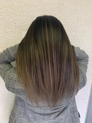 セミロング カラー ブリーチ特化/ハイト ーン/ホワイトカラーのヘアスタイル