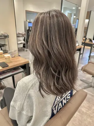 セミロング カラー 白髪ぼかしハイライト レイヤー川口 元気のヘアスタイル