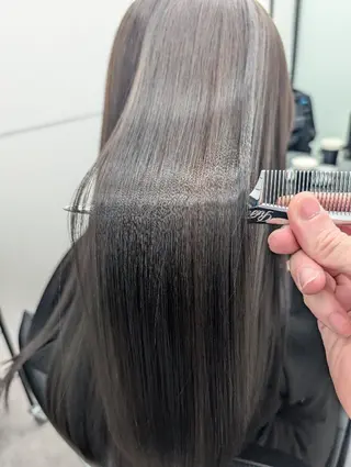 セミロング 艶髪／オリーブ系／ 肌が綺麗に見えるお色のヘアスタイル