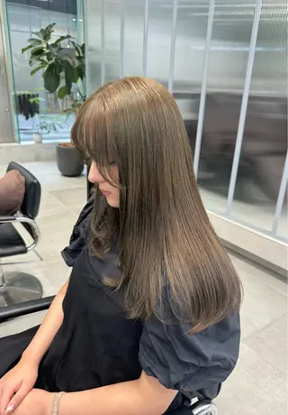 ロング カラー ブリーチなし 寒色カラーのヘアスタイル