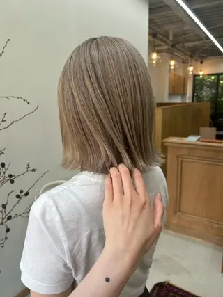 ミディアム なつめ🐶ショート ベージュカラーのヘアスタイル