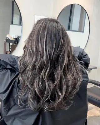 セミロング カラー リサ tonieのヘアスタイル