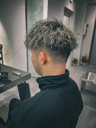 ショート ⚡メンズパーマフ ェードカットTomyのヘアスタイル