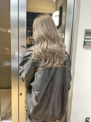 ロング カラー ミルクティーベージュ ブリーチ 店長 清水のヘアスタイル