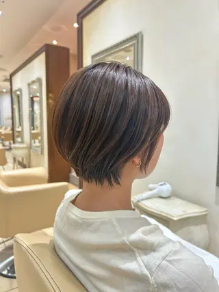 ショート レイヤーカット/ 透明感カラー/カナのヘアスタイル