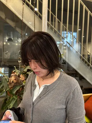 ミディアム カラー 柿坂 華のヘアスタイル