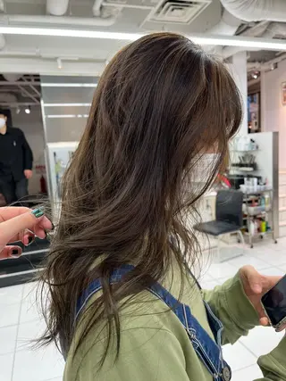 カラー ウルフ/レイヤー Miinaのヘアスタイル