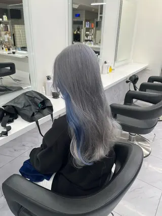 セミロング 寒色＆ブリーチ特化 寒色MiOのヘアスタイル