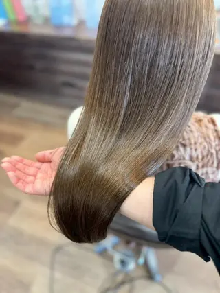カラー ロング 岩﨑 智穂のヘアスタイル
