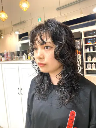 セミロング パーマ 饒平名 知也のヘアスタイル