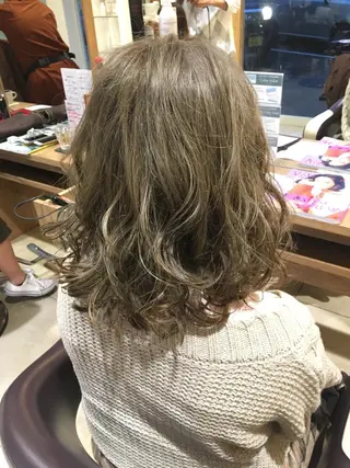ミディアム 井上 真利のヘアスタイル