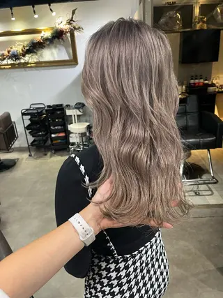 ロング カラー ミルクティーベージュ ブリーチ 店長 清水のヘアスタイル