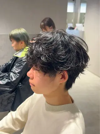 ショート カラー パーマ メンズ 【シャドウパーマ センターパート】義心のヘアスタイル