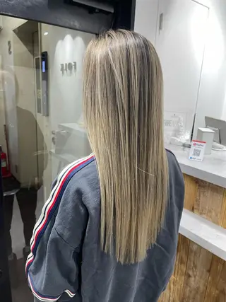 ロング カラー 白髪ぼかしハイライト バレイヤージュヤマトのヘアスタイル