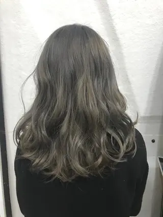 ミディアム カラー ヘアアレンジ 白髪ぼかしハイライト バレイヤージュヤマトのヘアスタイル