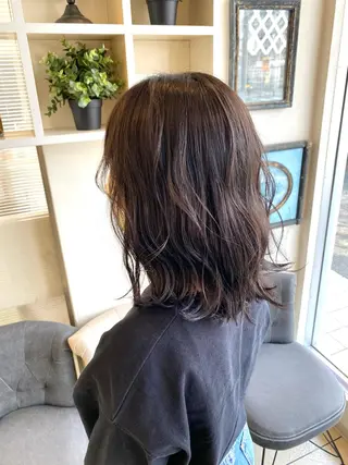 ミディアム パーマ 小野 茉奈美のヘアスタイル