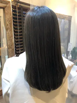 カラー kana .オリーブ /ナチュラルヘアのヘアスタイル