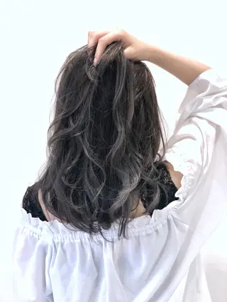 ミディアム TOMOKA 艶髪/透明感カラーのヘアスタイル