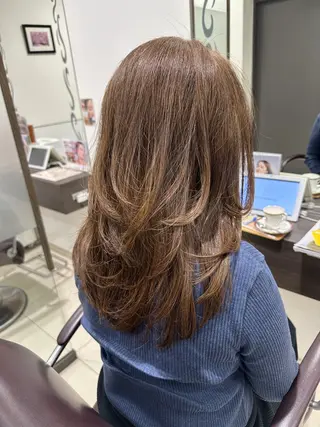 セミロング レイヤー 艶々カラーのヘアスタイル