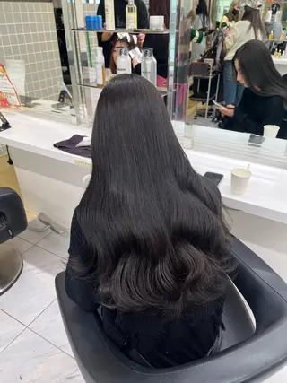 ロング 寒色/ベージュヘア ブリーチありMiOのヘアスタイル