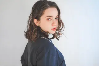 ミディアム カラー rion🪽鎌倉 /ツヤ髪・ハイトーンのヘアスタイル