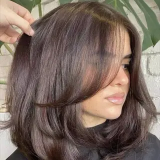 ミディアム 山内 都弥のヘアスタイル