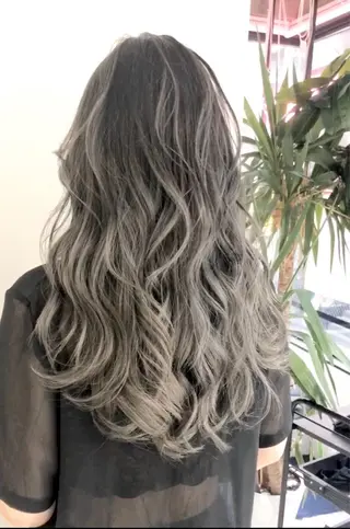 ロング カラー 白髪ぼかしハイライト バレイヤージュヤマトのヘアスタイル