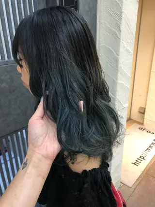 セミロング カラー ウルフカット／吉村 桃子のヘアスタイル