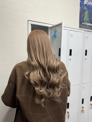 ロング 横浜🦋ハイトーン 🫐シャドウルーツのヘアスタイル