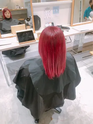 セミロング カラー 吉田 絵梨奈のヘアスタイル